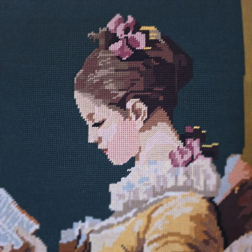 Grand canevas ancien, La Liseuse, Cadre doré, vue rapprochée sur le visage