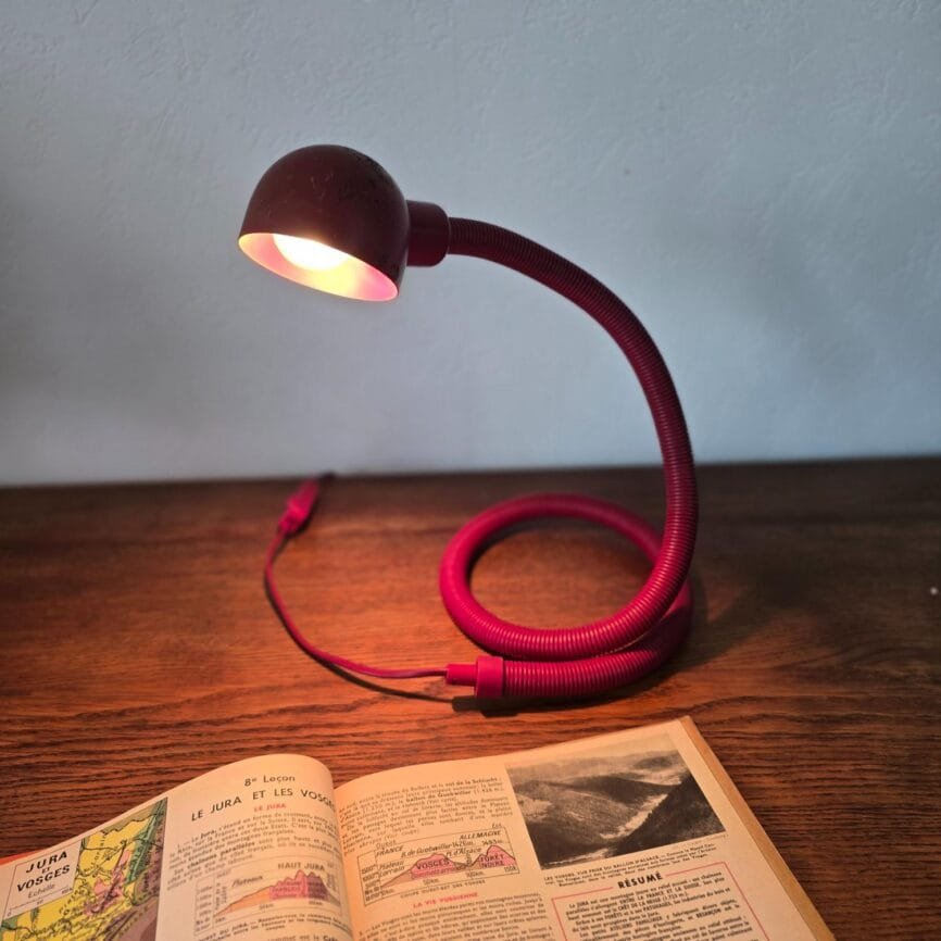 Lampe serpent vintage réglable modèle Hebi de couleur rouge