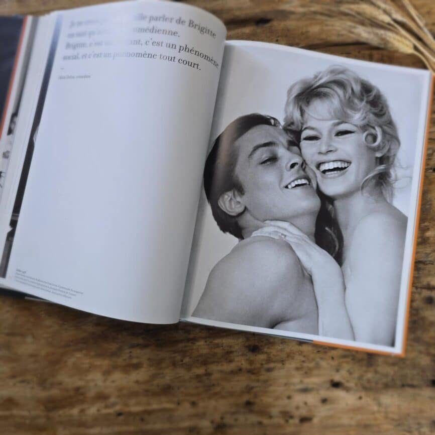 Page du livre, photo noir & blanc de Brigitte Bardot et Alain Delon