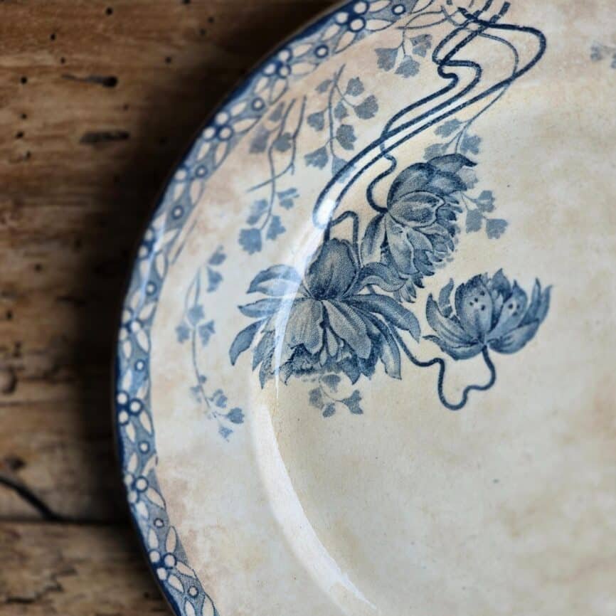 Zoom sur assiette U&C Sarreguemines ROYAT, décor floral bleu vintage