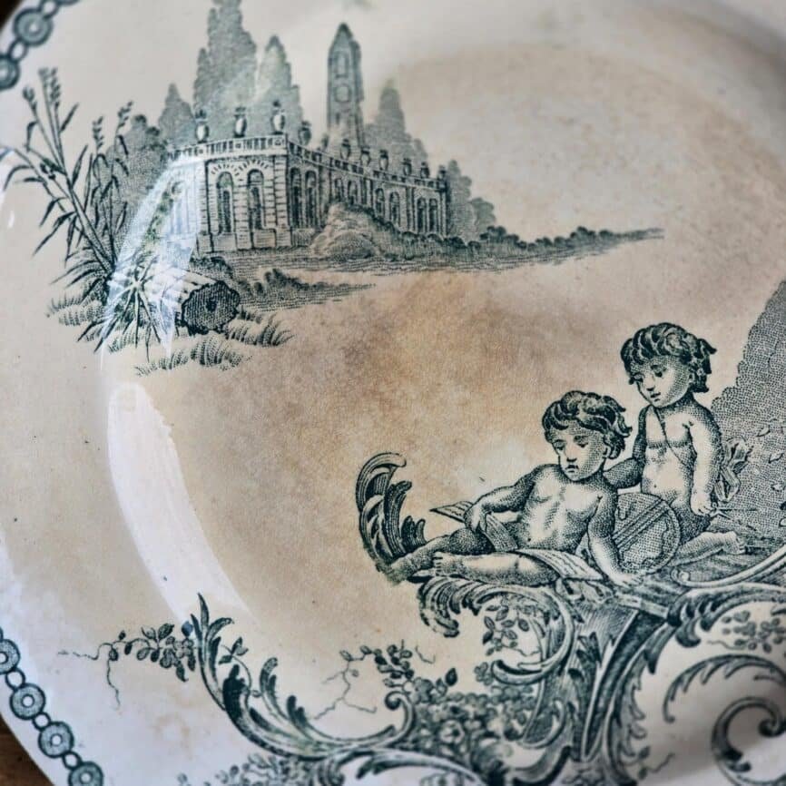 Motif chérubins dans un paysage architectural – faïence ancienne St Amand Trianon