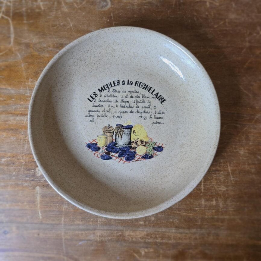 Recette des moules à la Rochelaise illustrée sur assiette vintage creuse