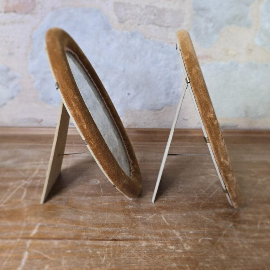 Lot de 2 cadres ovales vintage velours marron – Création Jeancelle – vue de côté