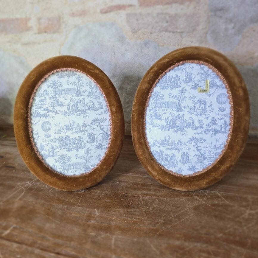 Lot de 2 cadres ovales vintage velours marron – Création Jeancelle – vue d’ensemble
