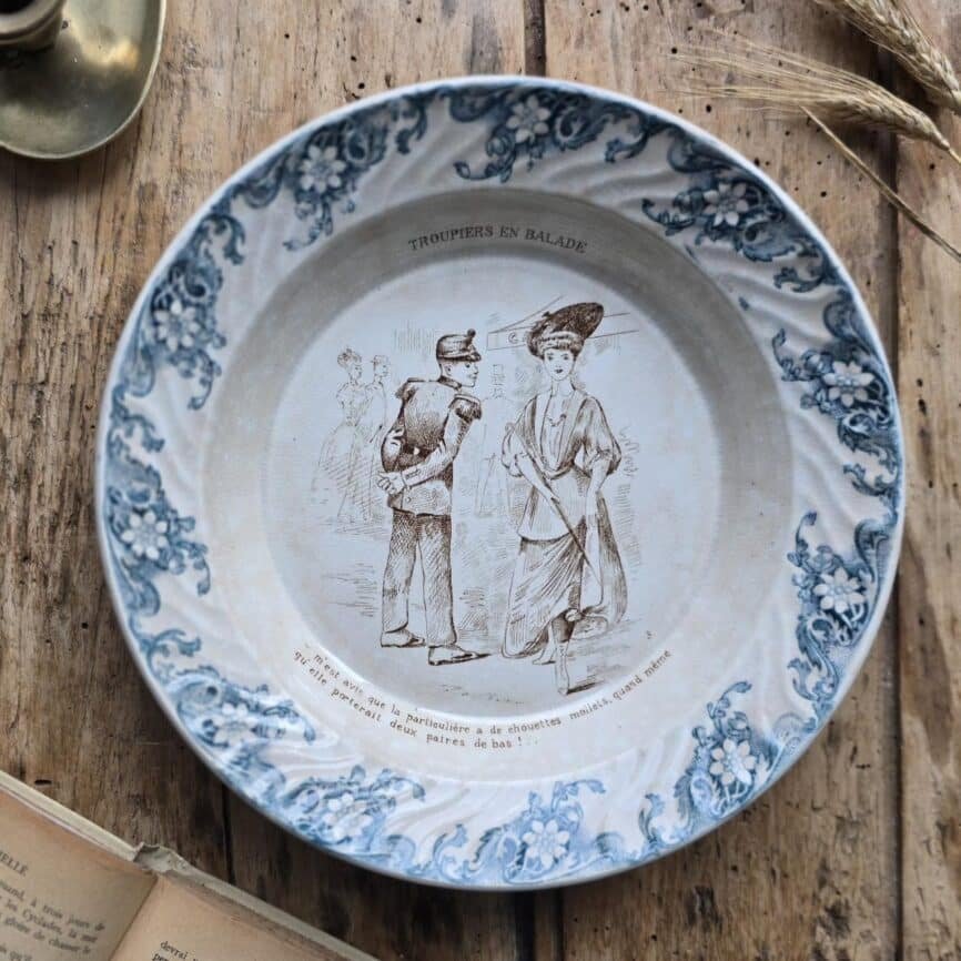 Vue stylisée du plat parlant Digoin & Sarreguemines – scène militaire humoristique