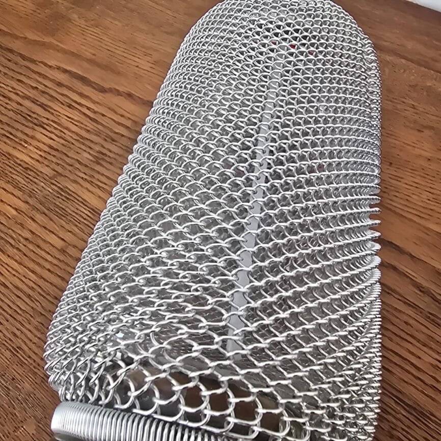 Détail de la maille métallique du siphon vintage – points d’enfoncement discrets