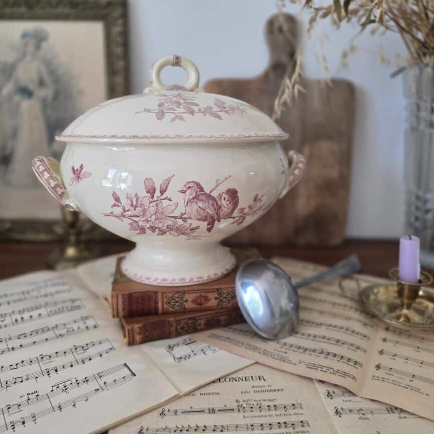 Soupière Sarreguemines sur buffet ancien – mise en scène vintage avec partitions
