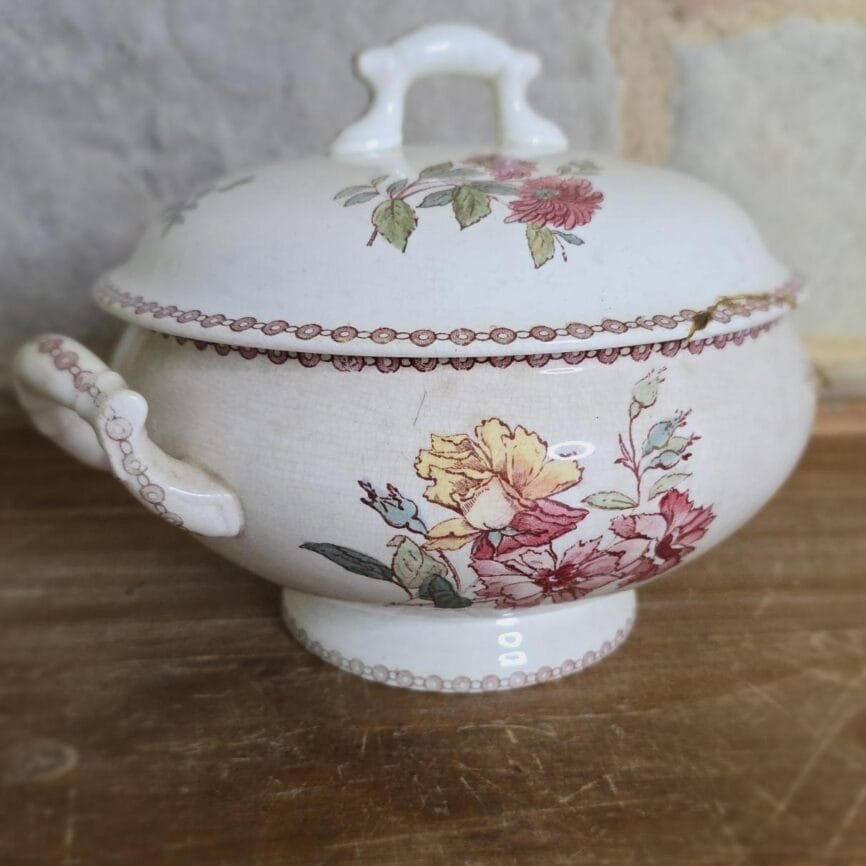 Soupière ancienne Jules Vieillard Bordeaux, vue de face avec décor floral XIXe