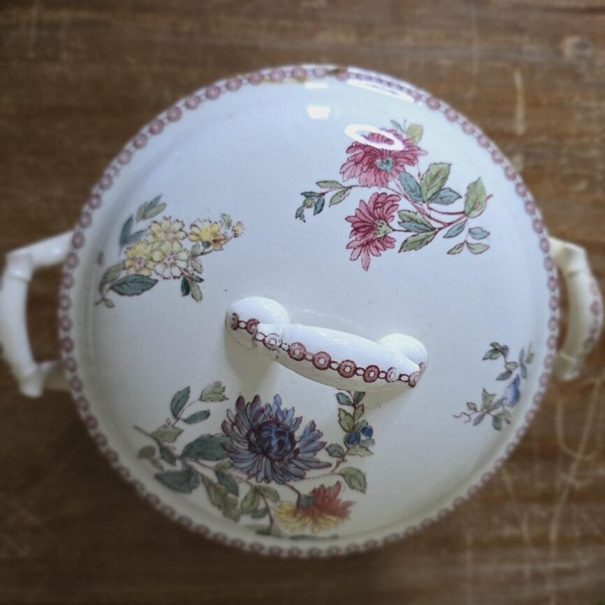 Vue de dessus de la soupière avec couvercle décor Fleuri – motifs de fleurs variées