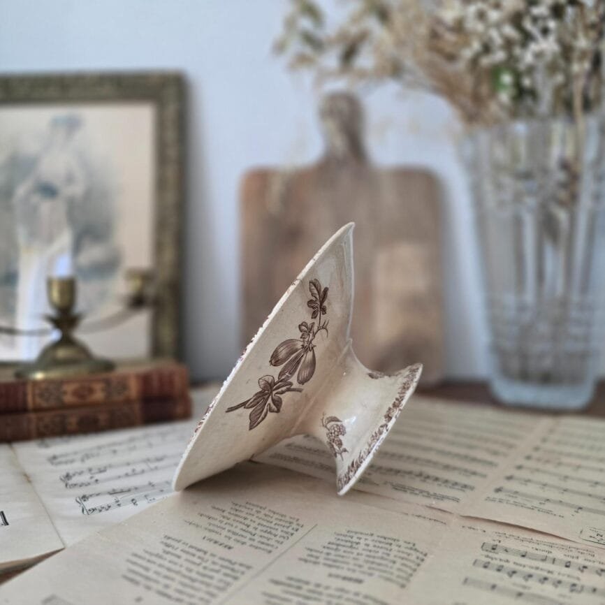 Compotier ancien H.B. & Cie Choisy-le-Roi en faïence, décor poires, vue de profil