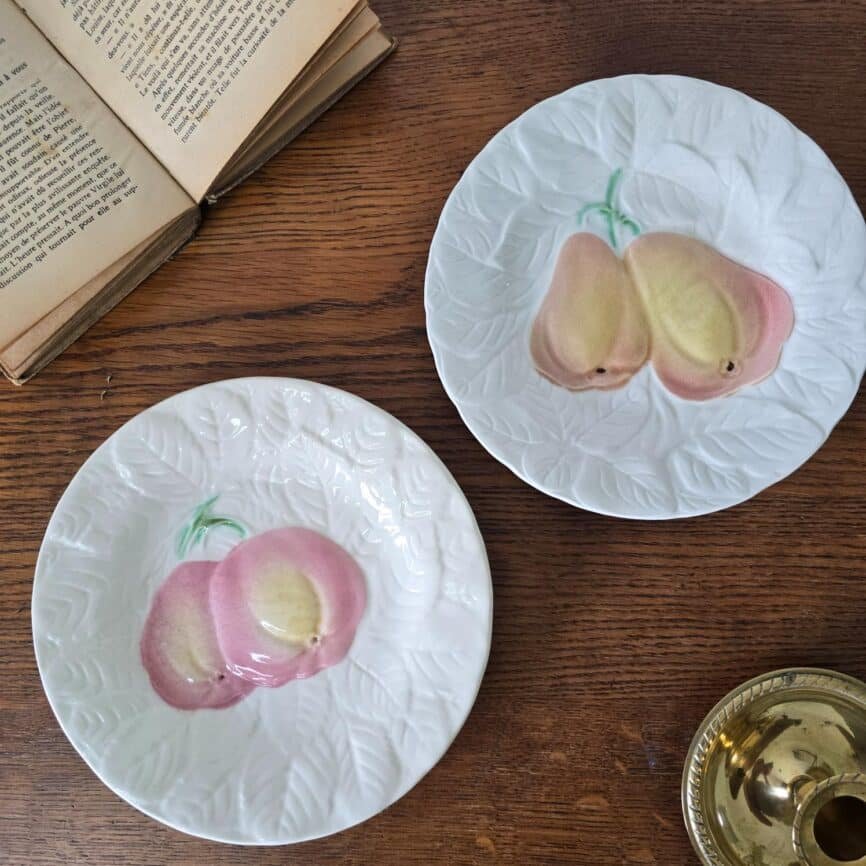 Lot de deux assiettes barbotine Sarreguemines avec décor fruité en relief - photo stylisée