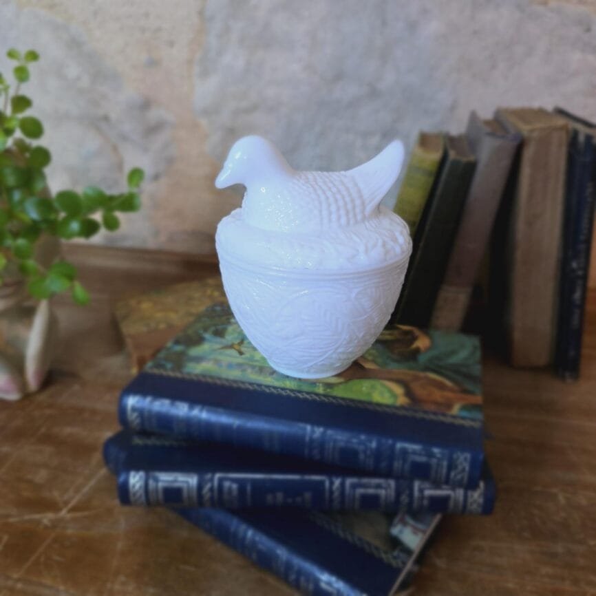 Boîte Avon vintage en opaline blanche en forme d’oiseau sur nid – vue de face