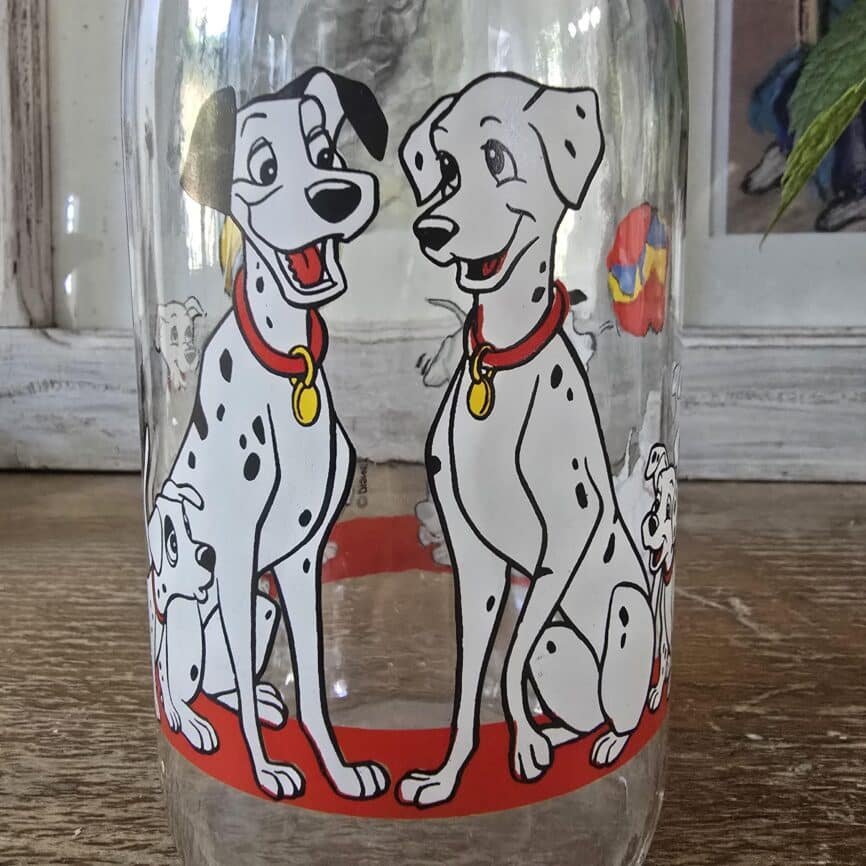 Gros plan sur le décor de la carafe représentant le couple des 101 dalmatiens de Disney.