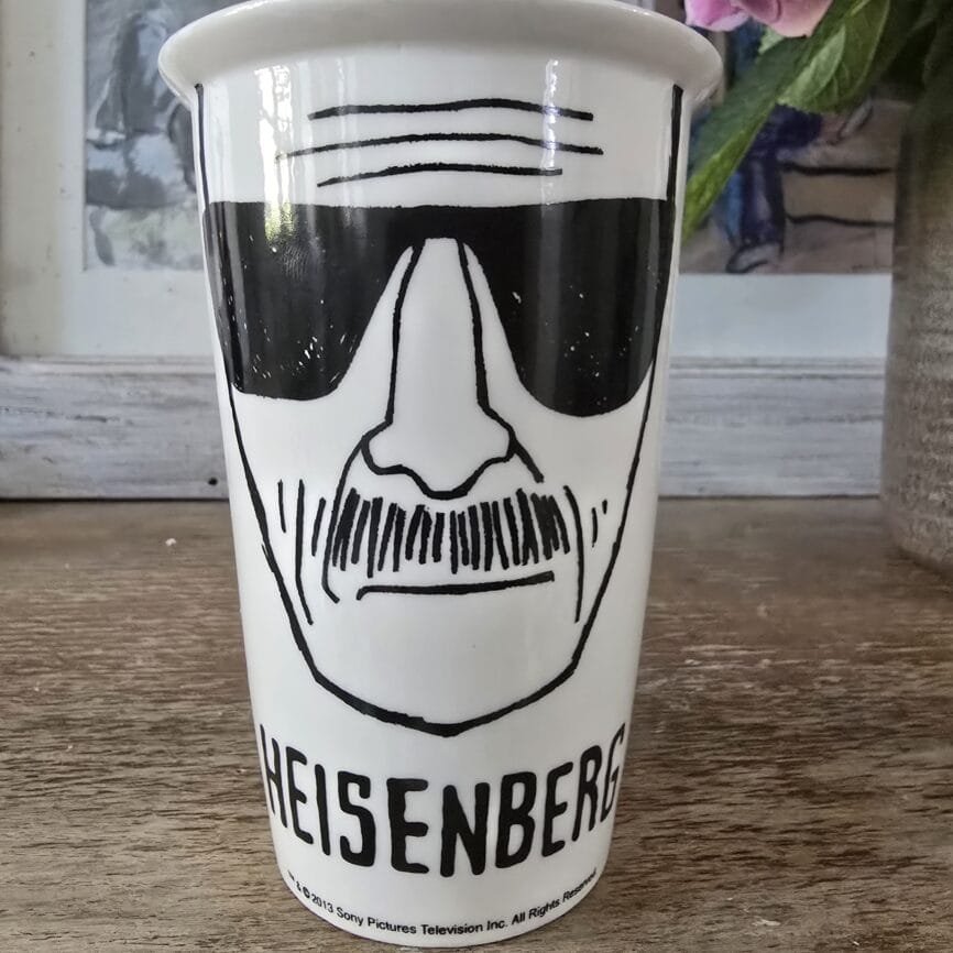 Le mug debout de face avec le portrait Heisenberg bien visible.