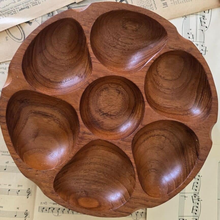 Plat compartimenté vintage en bois de teck vu de dessus