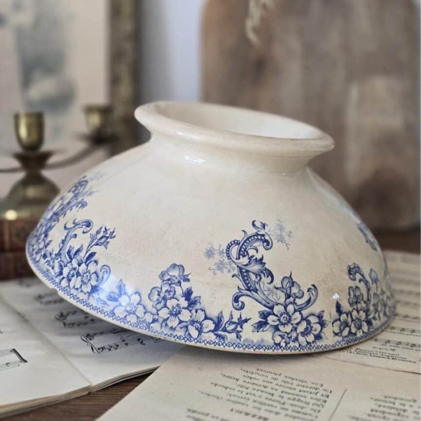 Motif de roses sauvages bleu foncé – décor extérieur du saladier ancien