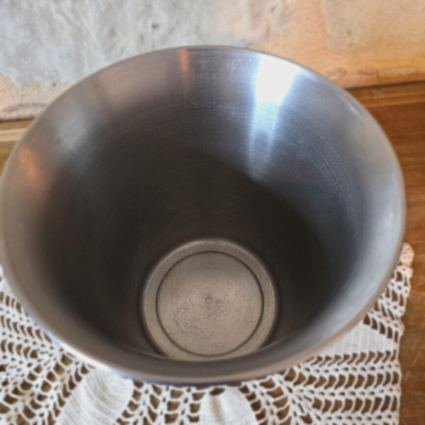 Intérieur du seau en inox, propre et brillant