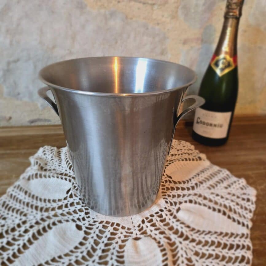 Seau en scène avec bouteille de champagne, ambiance apéritif