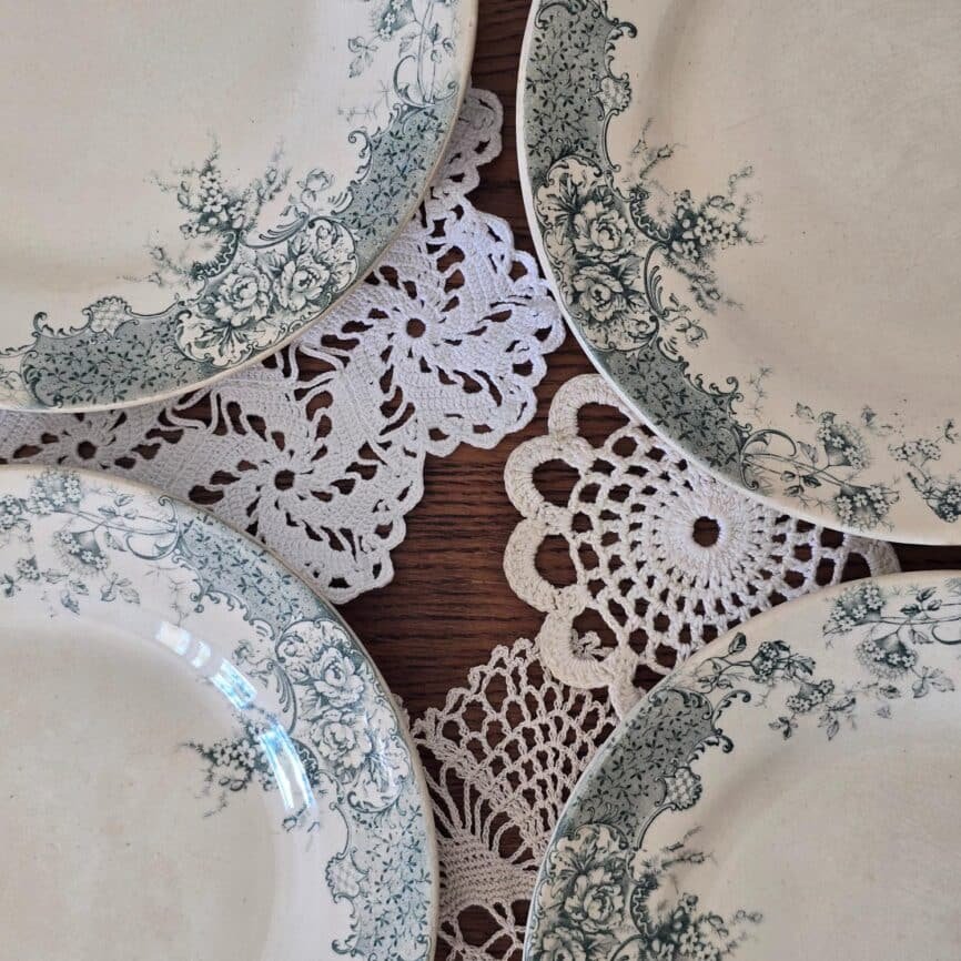 Lot de 4 assiettes anciennes Boulenger & Cie Choisy-le-Roi Terre de Fer, vue rapprochée