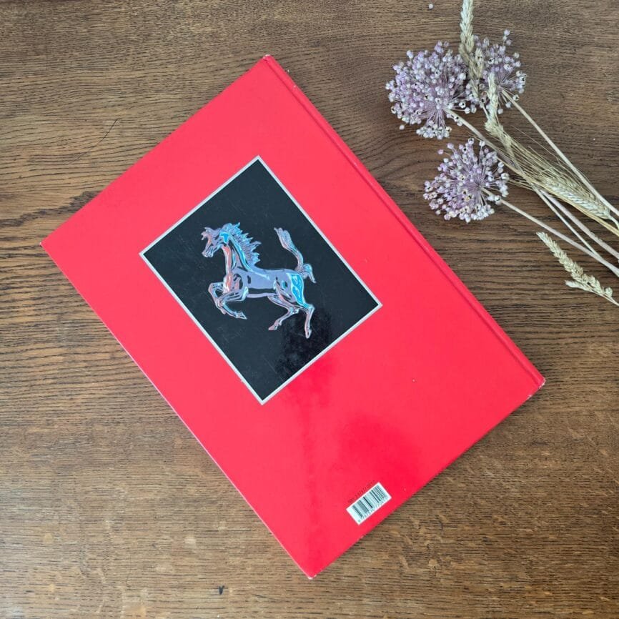 Quatrième de couverture avec logo cheval cabré Ferrari sur fond noir