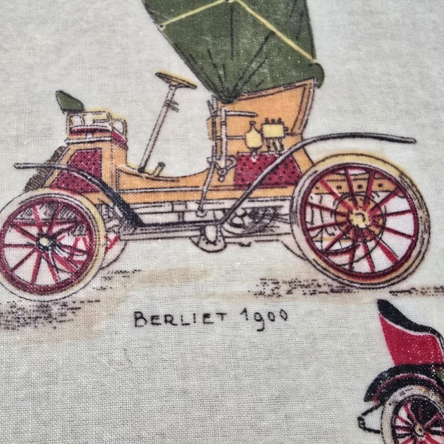 Gros plan sur voiture Berliet 1900 illustrée sur plateau vintage