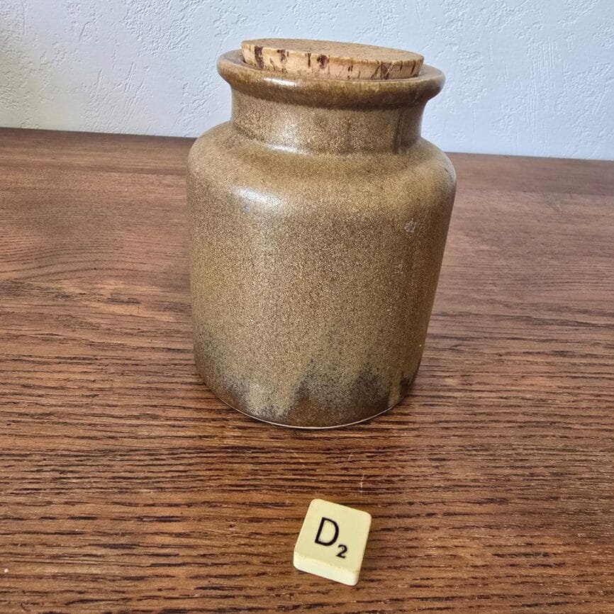 Pot en grès brun légèrement nuancé avec bouchon liège naturel