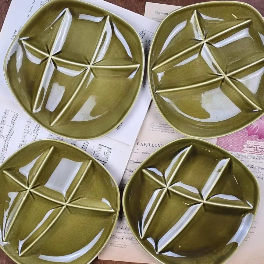 Ensemble d’assiettes Salins vertes compartimentées en présentation.