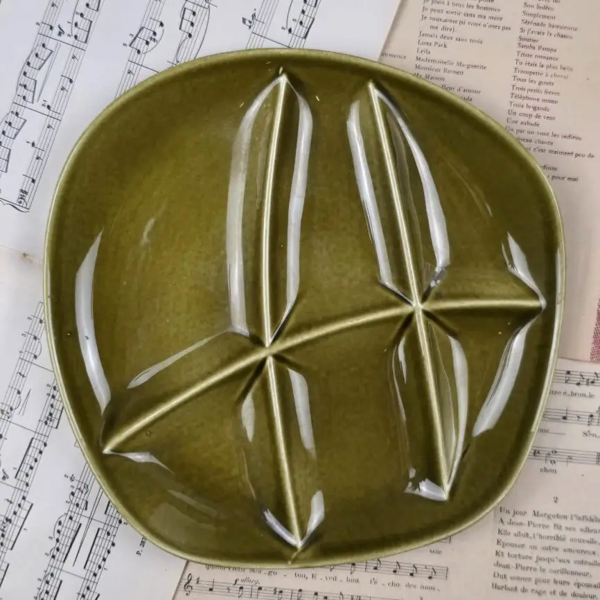 Assiette à fondue Salins verte compartimentée vue de dessus.