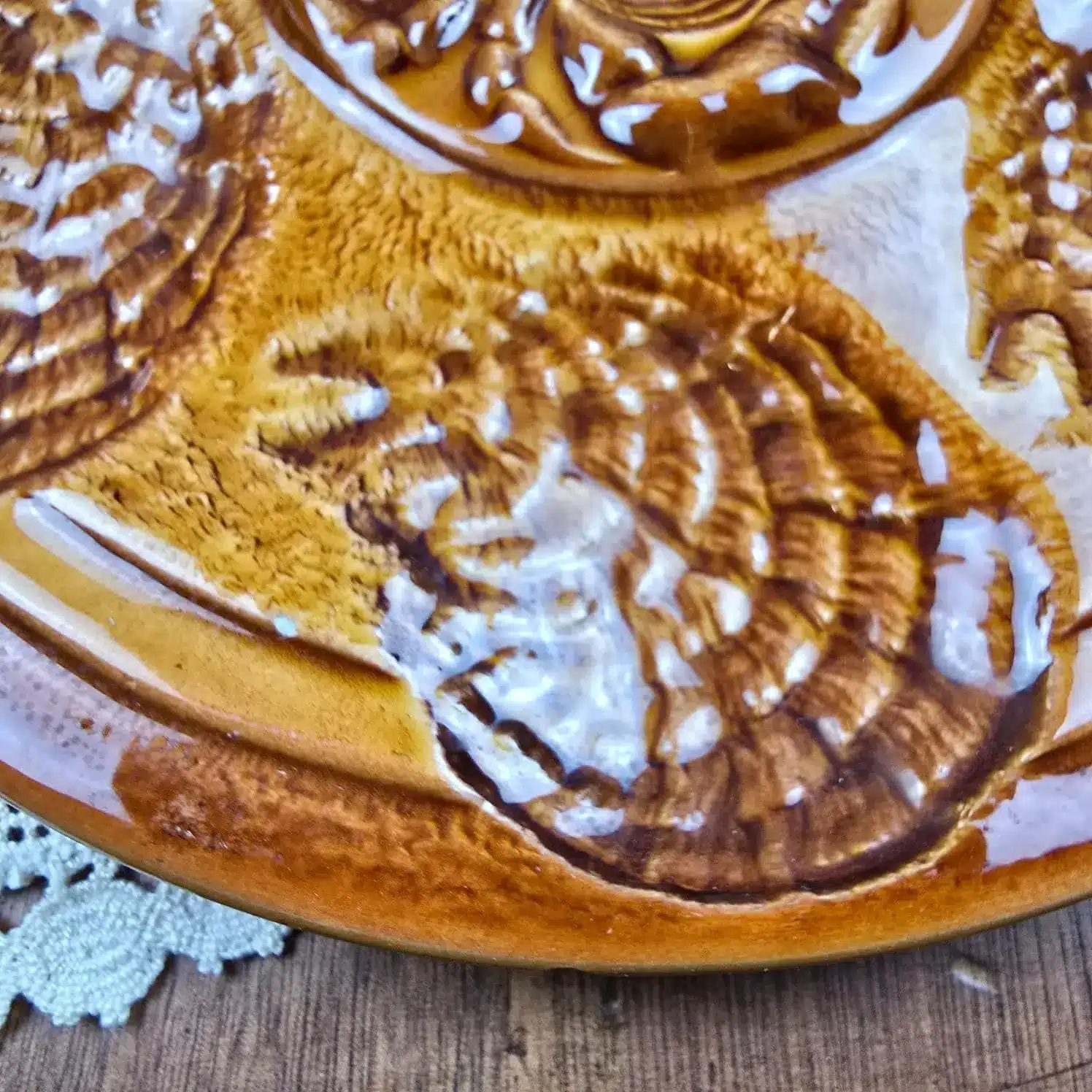 Détail du décor en relief d’une assiette à huîtres Sarreguemines, compartiment coquille