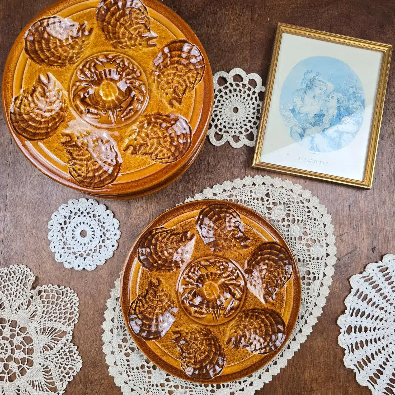 Lot de 6 assiettes à huîtres Sarreguemines, décor brun avec crabe central, vue d’ensemble