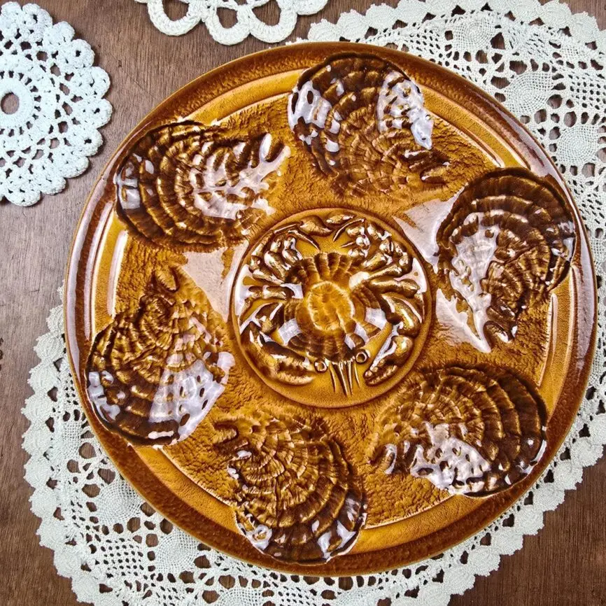 Assiette à huîtres Sarreguemines ancienne, décor brun avec crabe central et compartiments coquilles