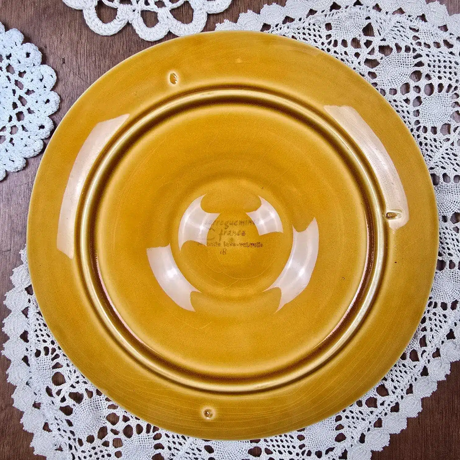 Dessous d’une assiette à huîtres Sarreguemines, émail brun avec estampille