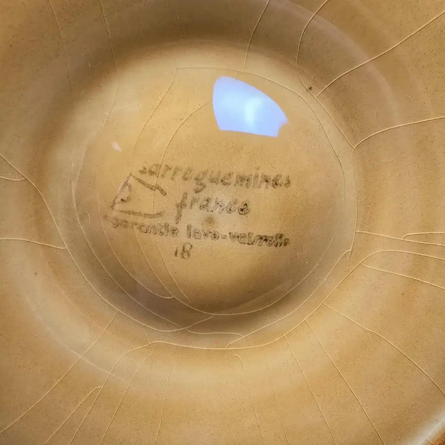 Estampille Sarreguemines France sur le dessous d’une assiette à huîtres ancienne