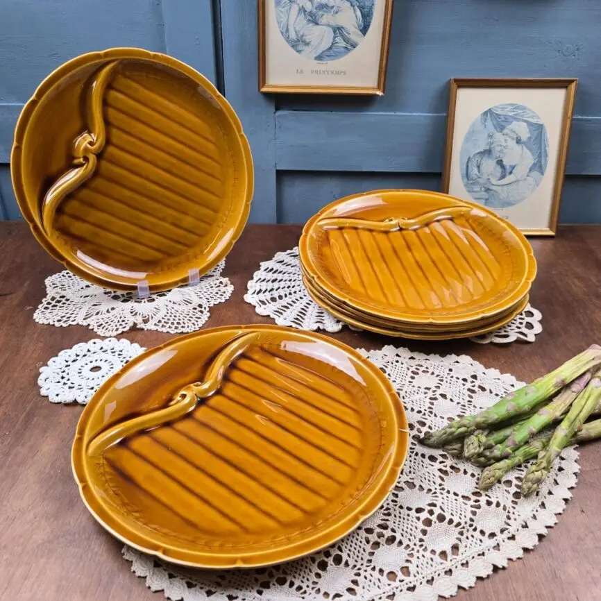 Pile d’assiettes à asperges Gien vintage, couleur brun-miel.