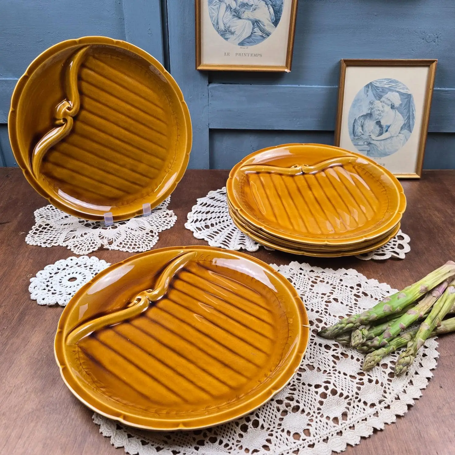 Pile d’assiettes à asperges Gien vintage, couleur brun-miel.