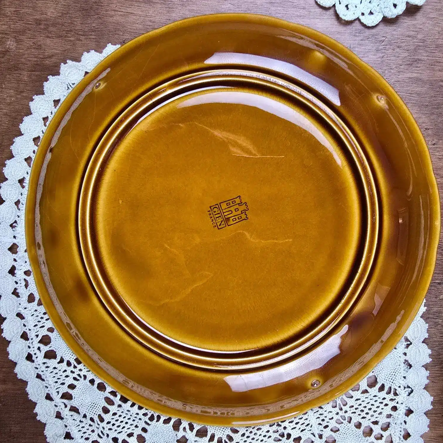 Vue du dessous d’une assiette montrant l’estampille Gien France.