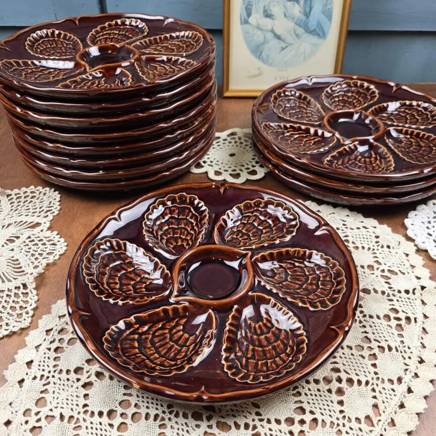 Lot de 12 assiettes à huîtres brunes estampille France fleur de lys, vue d’ensemble