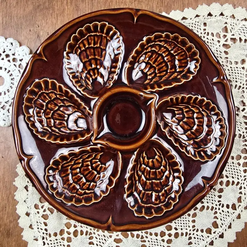 Assiette à huîtres estampille France fleur de lys, vue de dessus décor brun