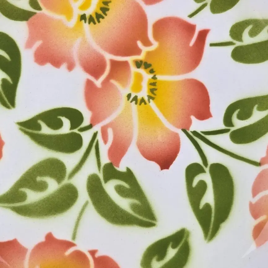 Vue rapprochée décor floral coloré Moulin des Loups Ontario vaisselle vintage