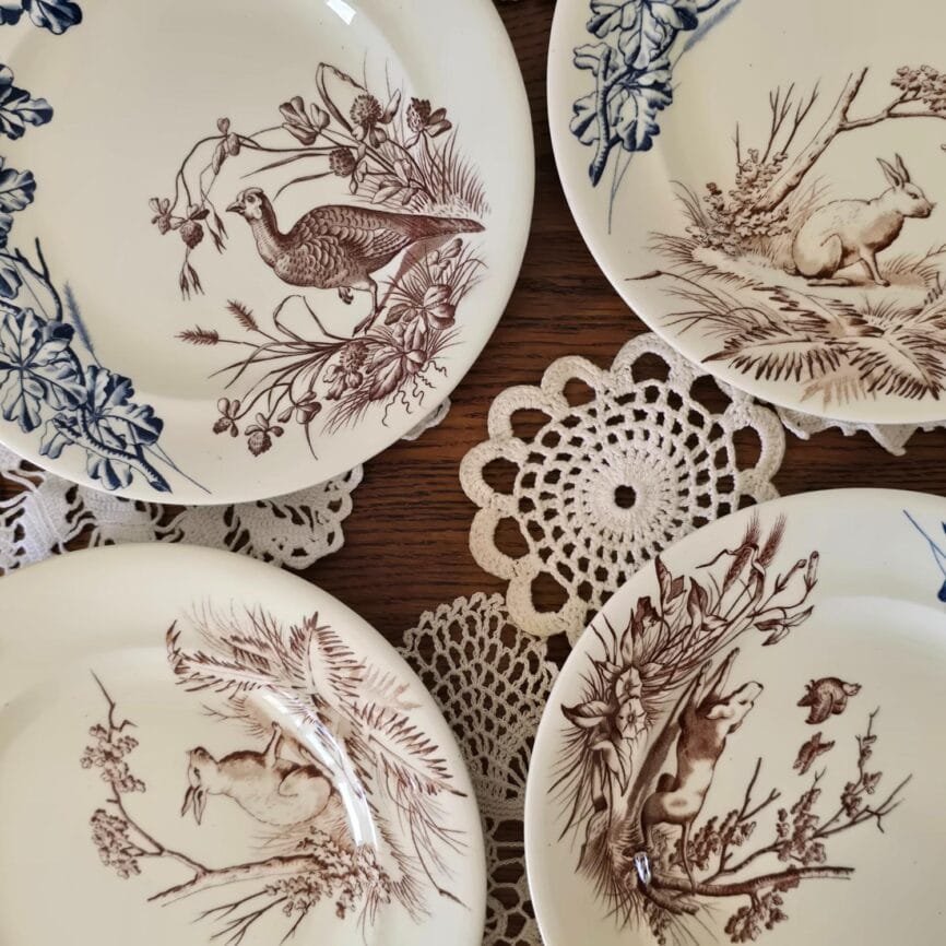 Zoom sur le décor des 4 assiettes Terre de Fer J.S. & Cie Clairefontaine modèle Chasse XIXᵉ.