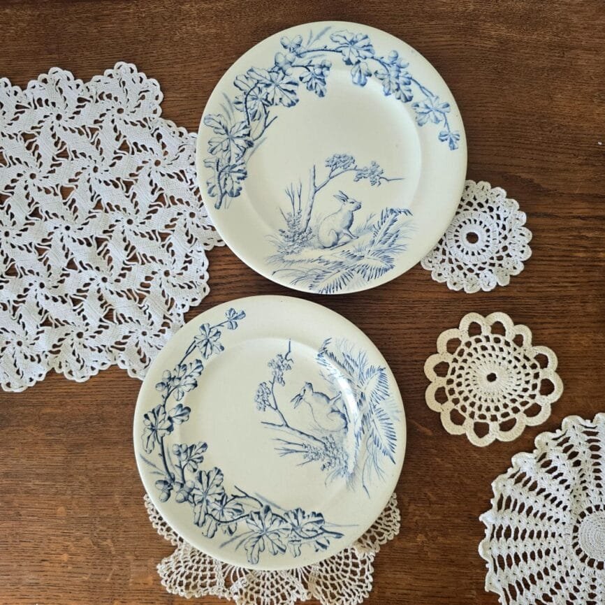 Lot de 2 assiettes Terre de Fer J.S. & Cie motif Chasse décor lapin bleu – fin XIXᵉ