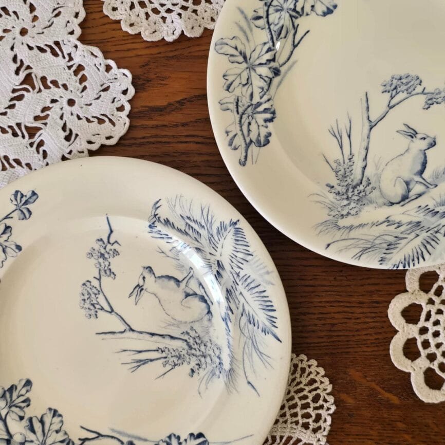Assiettes anciennes décor lapin bleu, faïence Terre de Fer Clairefontaine J.S. & Cie