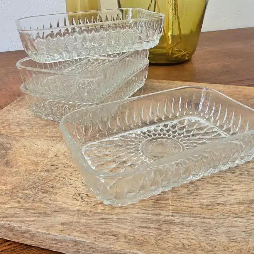 Lot de 4 anciens beurriers Duralex Huile Lesieur en verre rectangulaire sur planche en bois