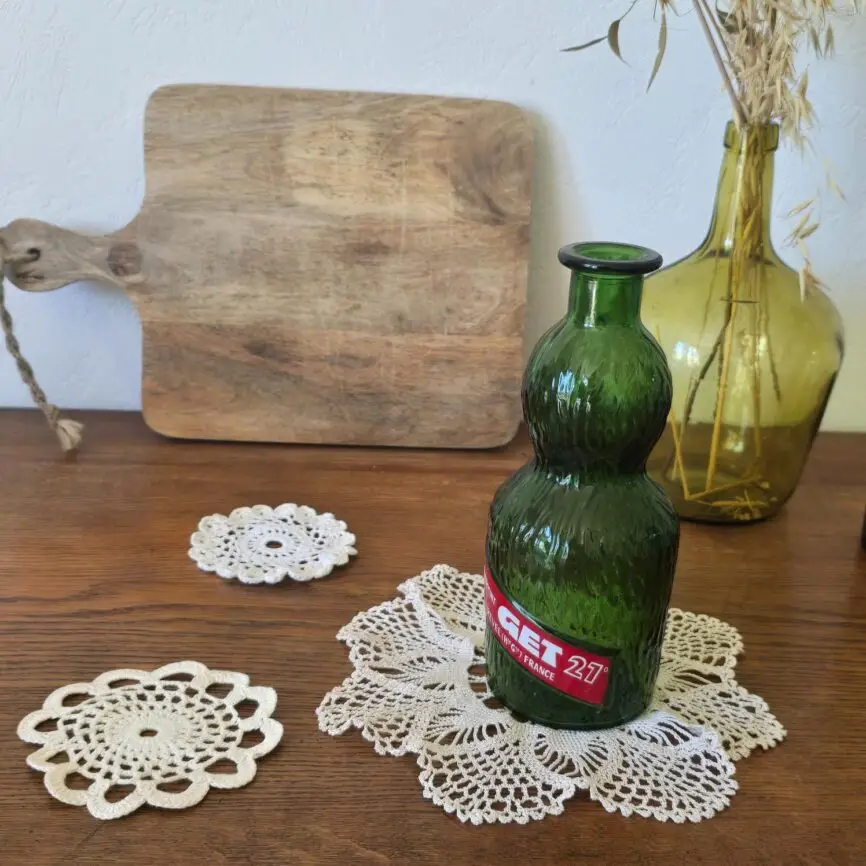 Carafe Get 27 rétro, verre texturé, hauteur 23 cm.