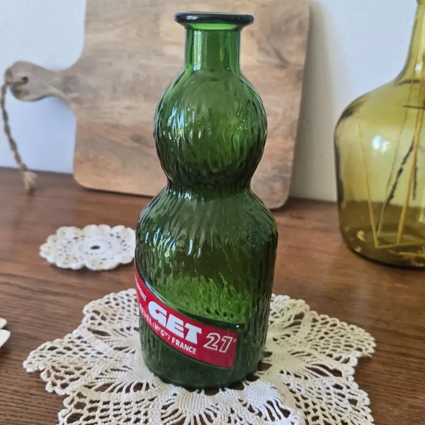 Vue rapprochée bouteille Get 27 vintage, idéale comme vase ou déco bar.