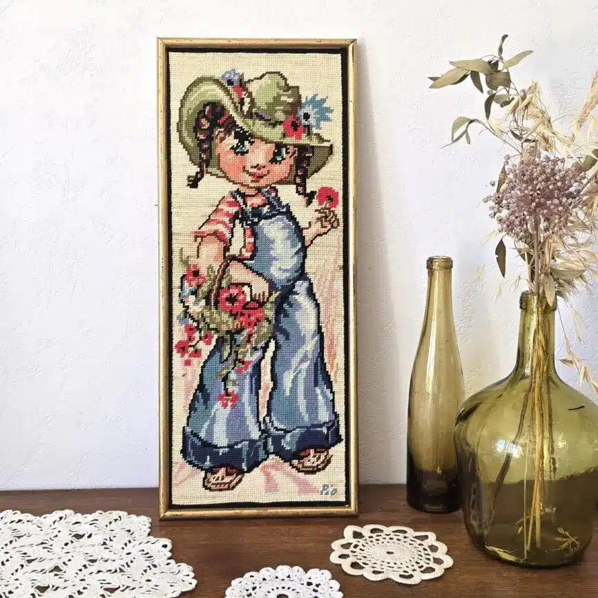 Canevas vintage signé Pio représentant une fille au chapeau et aux fleurs – Royal Paris