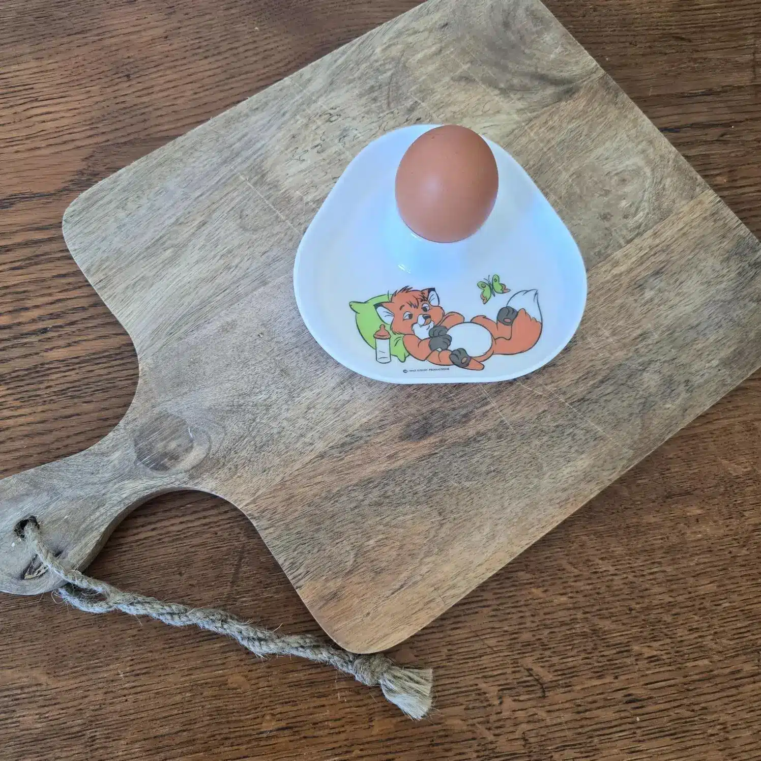 Coquetier vintage Rox et Rouky Walt Disney Productions sur planche en bois.