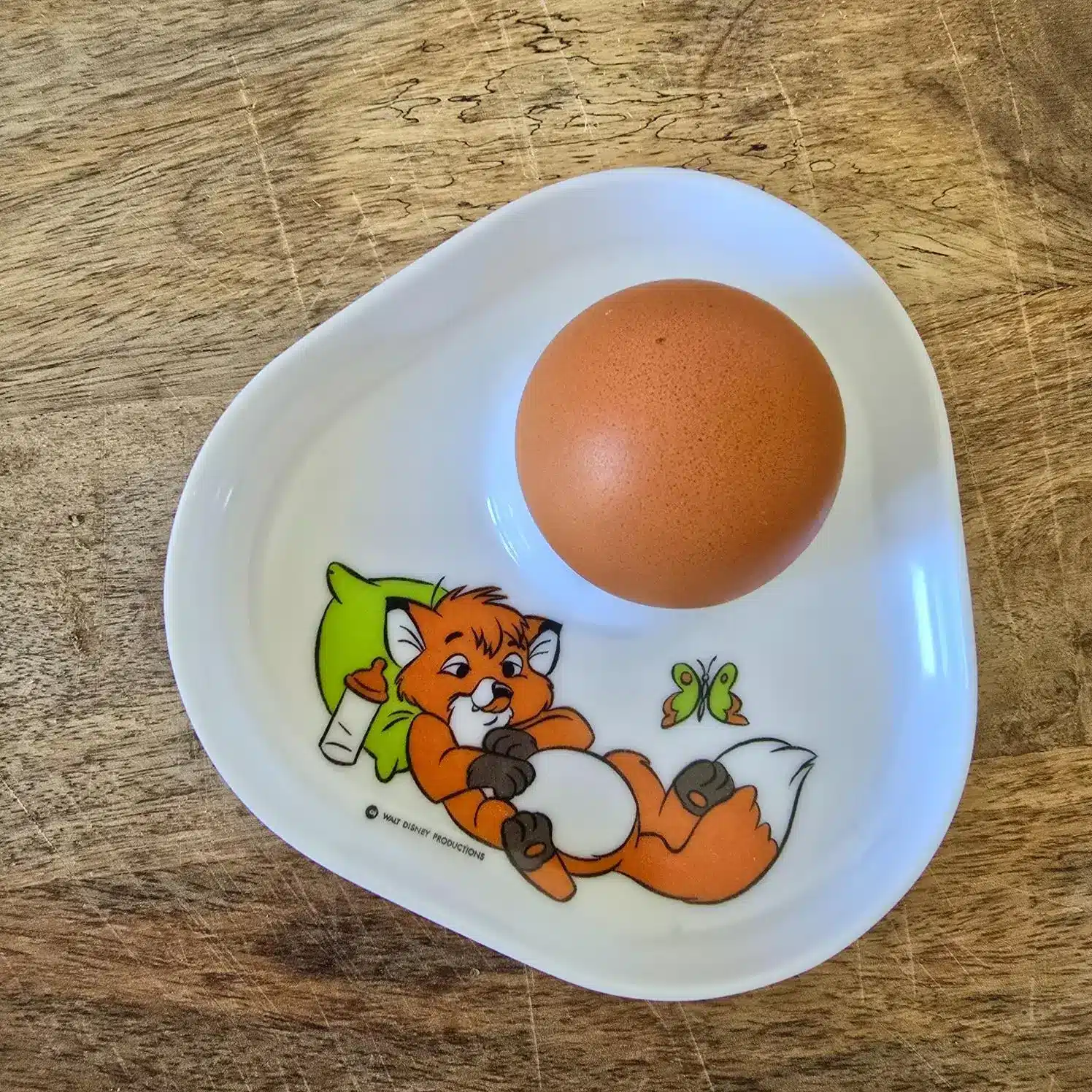 Vue de dessus coquetier Rox et Rouky vintage, décor renard et papillon.