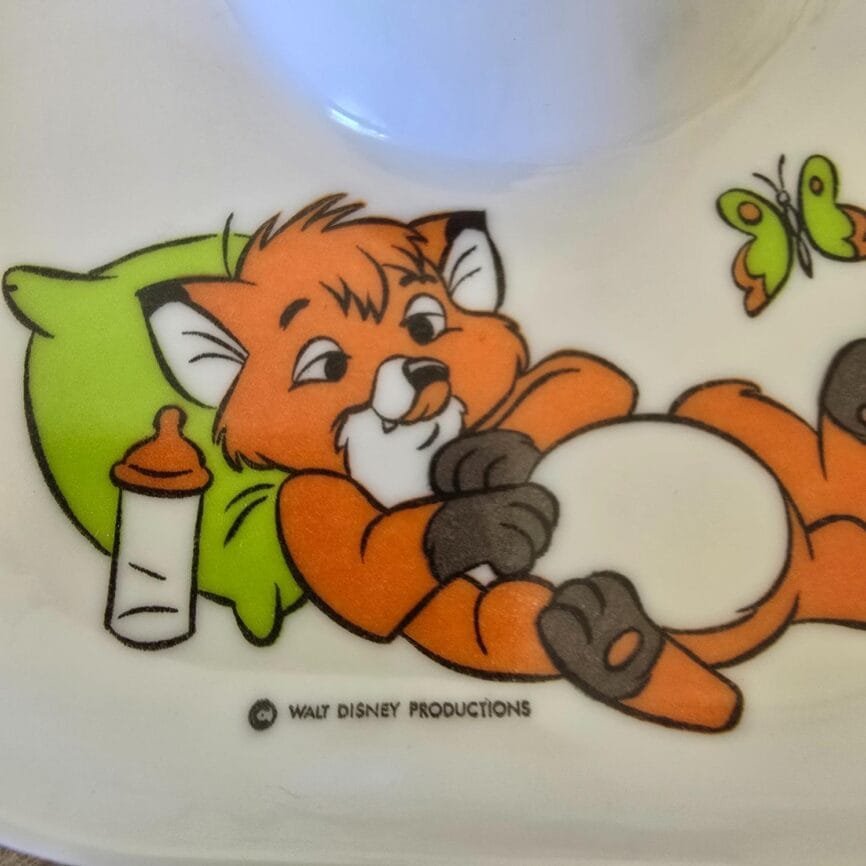 Gros plan décor Rox et Rouky Walt Disney Productions, renard sur coussin vert.