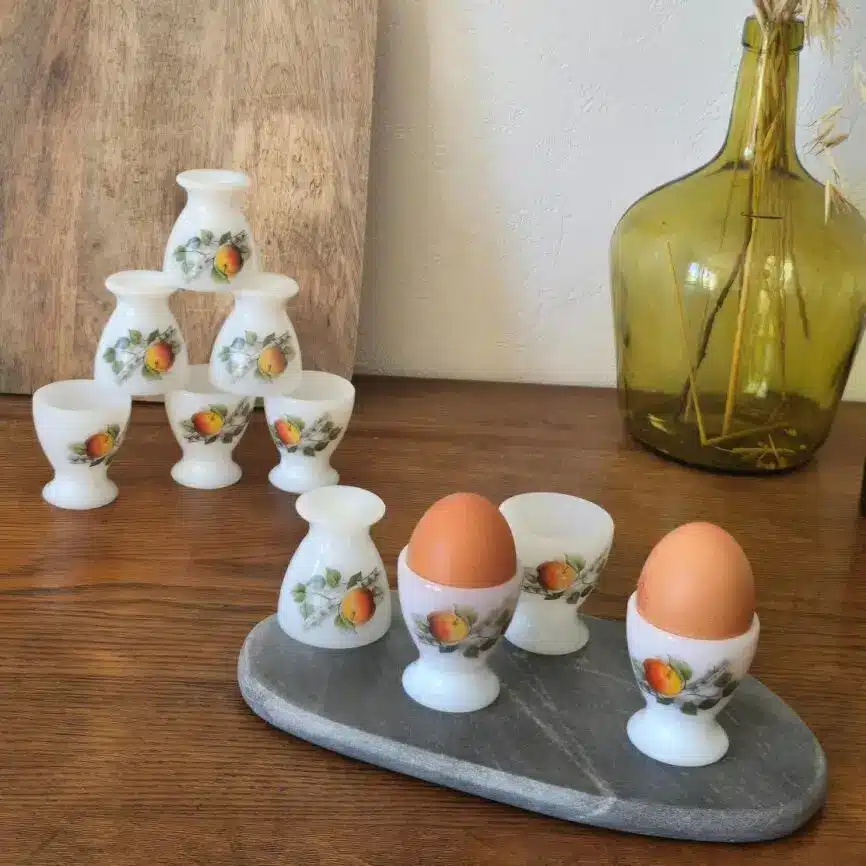 Ensemble de coquetiers vintage en verre opale style Arcopal décor pomme